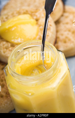 Le lait caillé de citron fait maison et les crumpets Banque D'Images