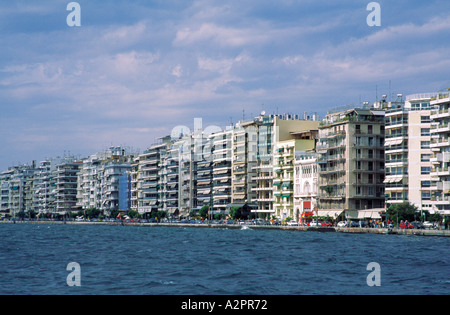 Boutiques et de grands immeubles d'appartements sur le front de Thessalonique GRÈCE Banque D'Images