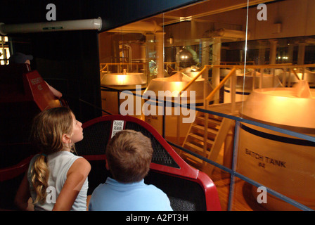 Hershey Chocolate World s enfants prennent un tour sur un tour de simulation de l'usine de chocolat Banque D'Images