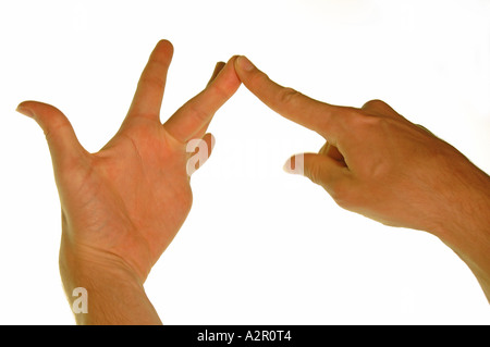 Young caucasian man's hands démontrant la British sign pour la lettre i sur un fond blanc. Banque D'Images