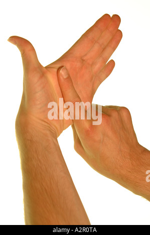 Young caucasian man's hands démontrant la British sign pour la lettre L sur un fond blanc. Banque D'Images