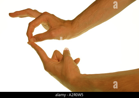 Young caucasian man's hands démontrant la British sign pour la lettre P sur un fond blanc. Banque D'Images