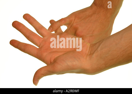 Young caucasian man's hands démontrant la British sign pour la lettre S sur un fond blanc. Banque D'Images