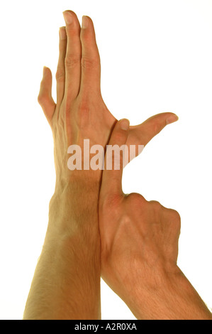 Young caucasian man's hands démontrant la British sign pour la lettre sur un fond blanc. Banque D'Images