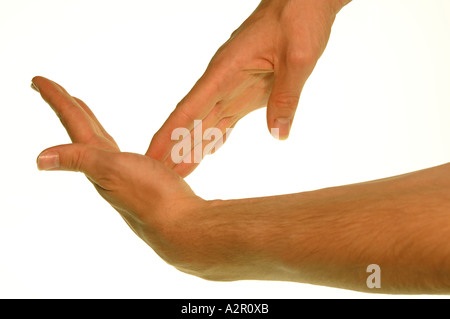 Young caucasian man's hands démontrant la British sign pour la lettre sur un fond blanc. Banque D'Images