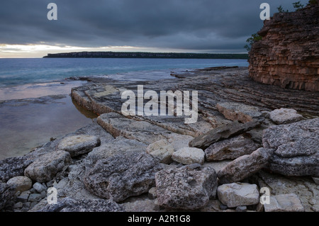 Tôt le matin jusqu'à la baie d'Isthmis avec formation de roche calcaire de la Péninsule-Bruce Lions Head rive de l'Ontario Banque D'Images