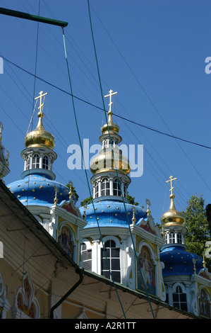 Dômes de la cathédrale de la Dormition dans Pskovo-Pechersky (monastère des grottes de Pskov) monastère dans la région de Pskov, Russie Banque D'Images