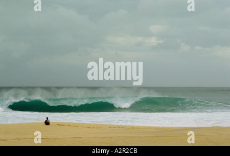 Homme seul sur Sunset Beach à Oahu, Hawaii Banque D'Images