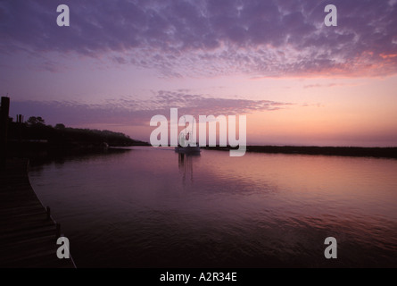 Bateau de crevettes sur la voie au crépuscule près de Savannah GA Banque D'Images