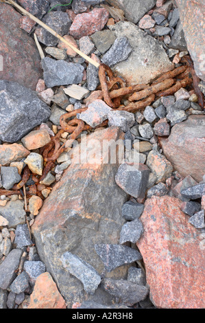 Ancienne chaîne rouillée entre les rochers à Ruoholahti, Helsinki, Finlande, l'Union européenne. Banque D'Images