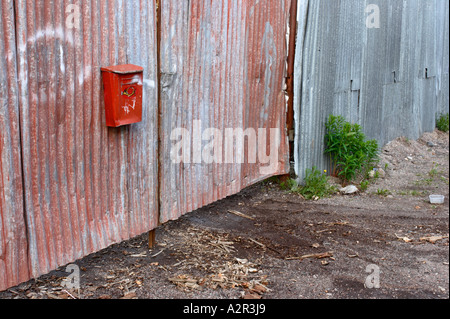 Boîte aux lettres rouge à la zone portuaire isolée à Ruoholahti, Helsinki, Finlande, l'Union européenne. Banque D'Images