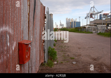 Boîte aux lettres rouge à la zone portuaire isolée à Ruoholahti, Helsinki, Finlande, l'UE Banque D'Images