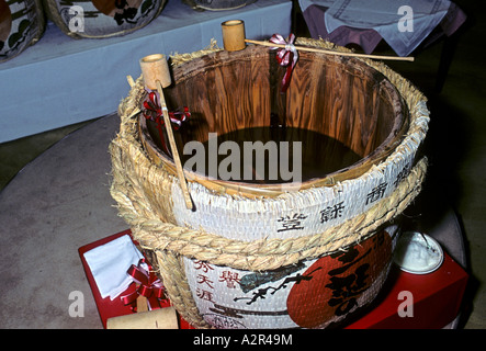 Baril de saké ouvert pour le 80e anniversaire de Nikkyo Niwano la Rissho Kosei Kai fondateur du Mouvement bouddhiste Tokyo Japon Banque D'Images