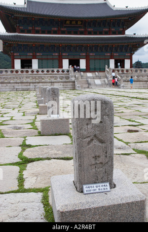 Les touristes visitant Geunjeongjeon, Gyeongbokgung Palace Banque D'Images