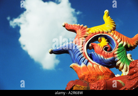 La décoration du temple décoré avec des nuages blancs en arrière-plan Banque D'Images