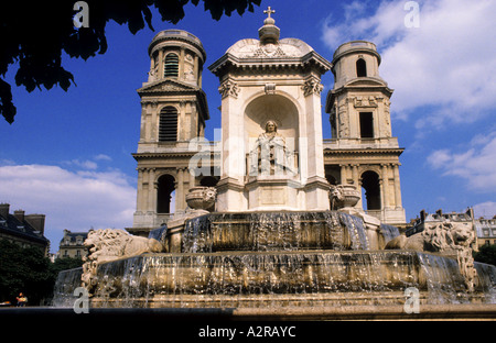 Fontaine de grande échelle à la Place Saint Sulpice, Paris France avec Saint St Sulpice Church dans l'arrière-plan Banque D'Images