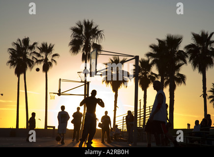 Jouer au basket-ball sur courts extérieurs Venice Beach Los Angeles Los Angeles County California United States of America Banque D'Images