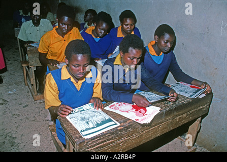 Les enfants des écoles primaires du Kenya en classe à l'école en milieu rural près de Nairobi, Kenya Banque D'Images