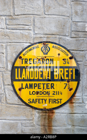 Vieux AA signe sur mur à Llanddewi Brefi Ceredigion Pays de Galles UK Banque D'Images