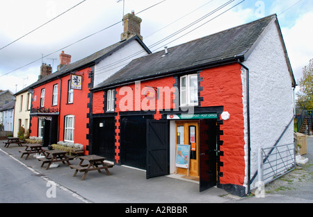 Bureau de poste rural Black Lion Hotel pub avec la communauté joint Bureau de poste à Pontrhydfendigaid Ceredigion Mid Wales UK Banque D'Images