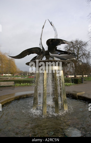 La fontaine Artistes Country Gardens Bancroft Stratford Upon Avon Warwickshire UK Banque D'Images