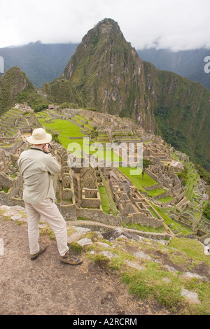 Photographe touristique et vue sur le Machu Picchu Picchu en Huaynu Site y compris le Pérou d'arrière-plan Banque D'Images