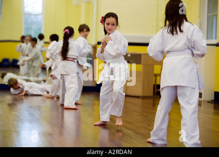 Une classe de karaté dans une école primaire à Wolverhampton, Royaume-Uni. La classe fait partie du programme d'études Banque D'Images