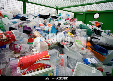 Les produits en plastique dans un bac de recyclage dans le Worcestershire UK Banque D'Images