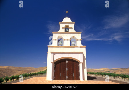 États-Unis, Californie, Paso Robles, église de style Mission espagnole sur une colline avec vignoble de raisin Banque D'Images