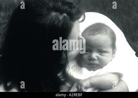 Caucase Asie mixte mixte Mère embrassant bébé Caucasien Asiatique Banque D'Images