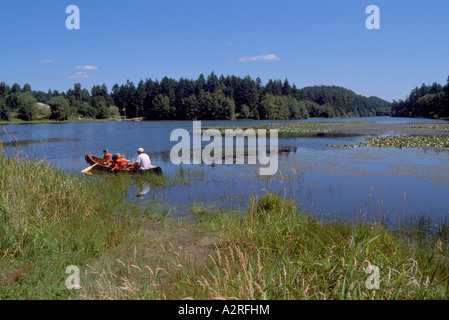 L'île Pender Nord, Sud des îles Gulf, en Colombie-Britannique, Colombie-Britannique, Canada - famille canoë sur le lac magique Banque D'Images