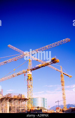 Grues de construction sur un site de construction de gratte-ciel de la ville de Vancouver British Columbia Canada Banque D'Images