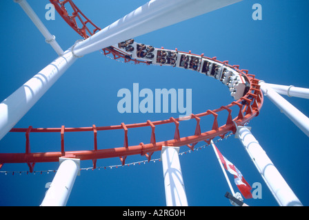 Roller Coaster / Rollercoaster crème "Machine", les gens du parc d'attractions à sensations fortes d'équitation Banque D'Images