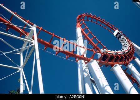 Roller Coaster / Rollercoaster crème "Machine", les gens du parc d'attractions à sensations fortes d'équitation Banque D'Images