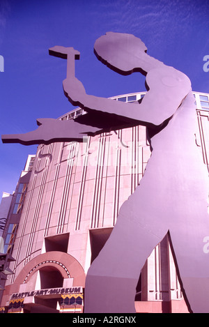 Hammering Man Sculpture, Seattle, Washington State USA - Art urbain public contemporain à Seattle Art Museum, le centre-ville en ville Banque D'Images