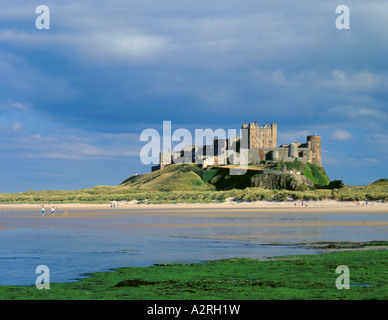 Château de Bamburgh vu sur la plage, Bamburgh, Northumberland, England, UK. Banque D'Images