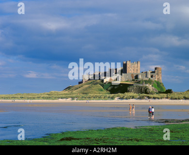 Château de bamburgh vu sur la plage, bamburgh, Northumberland, England, UK. Banque D'Images