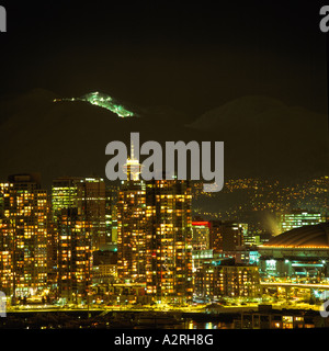 La ville de Vancouver Skyline at False Creek et de Grouse Mountain Ski de nuit en Colombie-Britannique Canada Banque D'Images