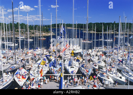 Voiliers dans le port de l'île de Sandhamn Round Gotland race dans l'archipel de Stockholm Banque D'Images