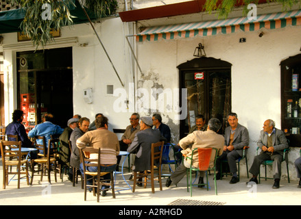 Athens Plaka Pavement de vieux hommes homme Pub Bar Café restaurant Grèce Banque D'Images