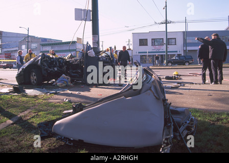 La police enquête sur accident de voiture mortel Accident de la scène de l'accélération du pilote d'adolescent en Pole Vancouver British Columbia Canada Banque D'Images