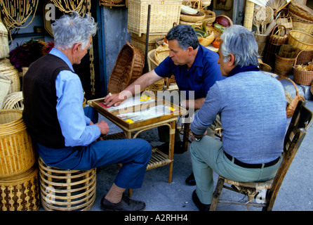 Vieux homme hommes Athens Plaka Jeu Pub Bar café restaurant de la chaussée en Grèce Banque D'Images