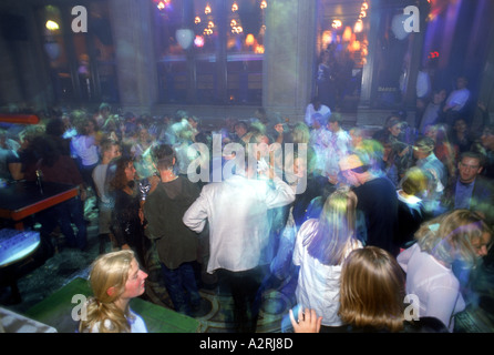 Paniers-danse avec des lumières stroboscopiques et la musique dans la discothèque de Stockholm Banque D'Images