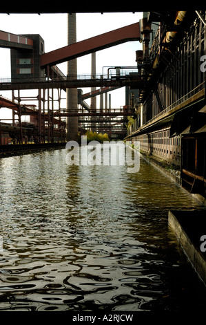 Ancienne cokerie, Essen, Allemagne, montrant l'eau installé pour le 'Soleil, lune et étoile' exhibition en 1999/2000. Banque D'Images