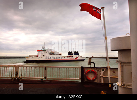 Une MER FRANCE FERRY À CALAIS DOCKS FRANCE VU DE LA FIERTÉ DE CANTERBURY P O FERRIES Banque D'Images