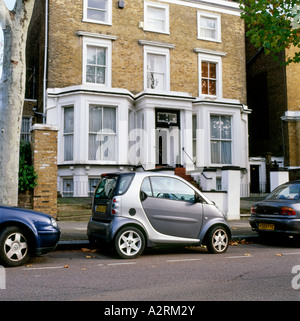 Smart voiture garée en face d'une résidence de Londres à Maida Vale London UK KATHY DEWITT Banque D'Images