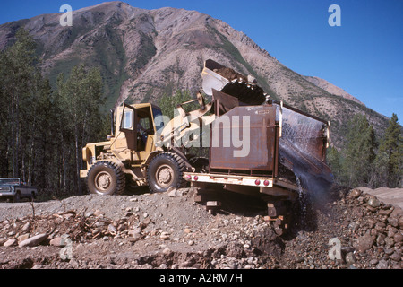 L'extraction de l'or placérien en utilisant un Chargeur Avant & Sluice près de Watson Lake, Yukon Canada - l'exploitation minière à petite échelle Banque D'Images