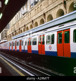 Train souterrain sur la plate-forme de la gare Barbican à Londres en Angleterre Royaume-Uni KATHY DEWITT Banque D'Images