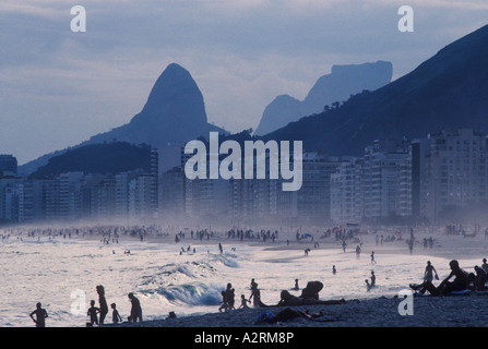 Rio de Janeiro Brésil Amérique du Sud. Copacabana plage vacances personnes en vacances. Sugarloaf Mountain, les hôtels sont sur l'Avenida Atlantica. années 1980 1985 Banque D'Images