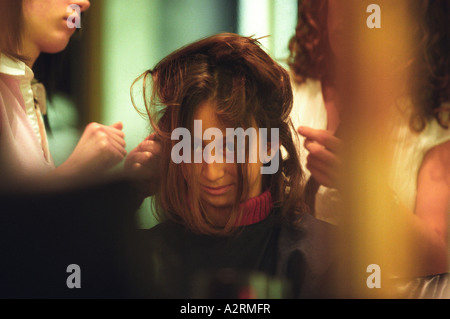 Style de demoiselle d'avoir ses cheveux sur le jour du mariage de sa tante Banque D'Images